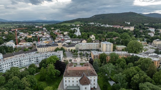 Bad Vöslau Luftbild Blick auf Rathaus